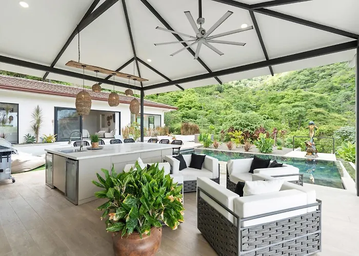 Сasa de vacaciones Luxe Tropical With Sparkling Infinity Pool, Panoramic Ocean Views & Community Amenities *