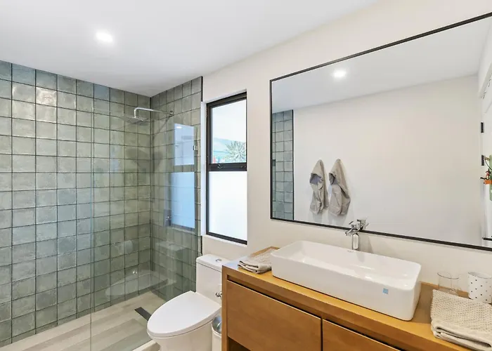 Luxe Tropical With Sparkling Infinity Pool, Panoramic Ocean Views & Community Amenities *