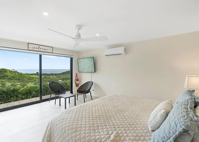 Сasa de vacaciones Luxe Tropical With Sparkling Infinity Pool, Panoramic Ocean Views & Community Amenities