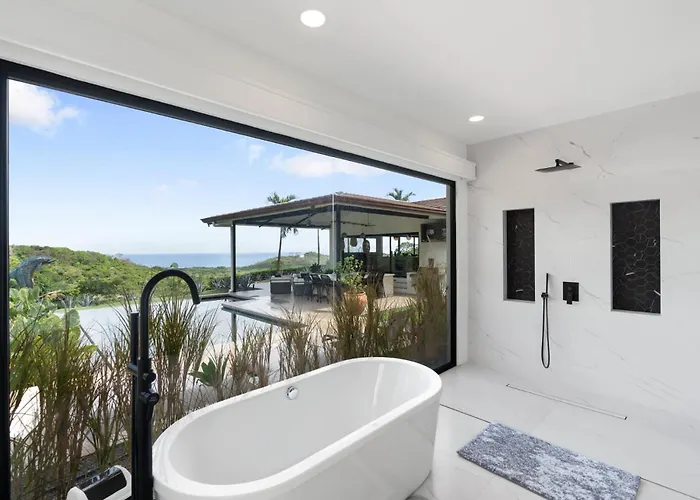 Сasa de vacaciones Luxe Tropical With Sparkling Infinity Pool, Panoramic Ocean Views & Community Amenities *