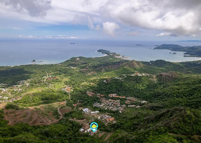 Сasa de vacaciones Luxe Tropical With Sparkling Infinity Pool, Panoramic Ocean Views & Community Amenities