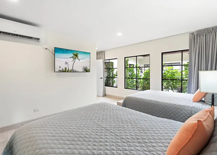 Luxe Tropical With Sparkling Infinity Pool, Panoramic Ocean Views & Community Amenities *