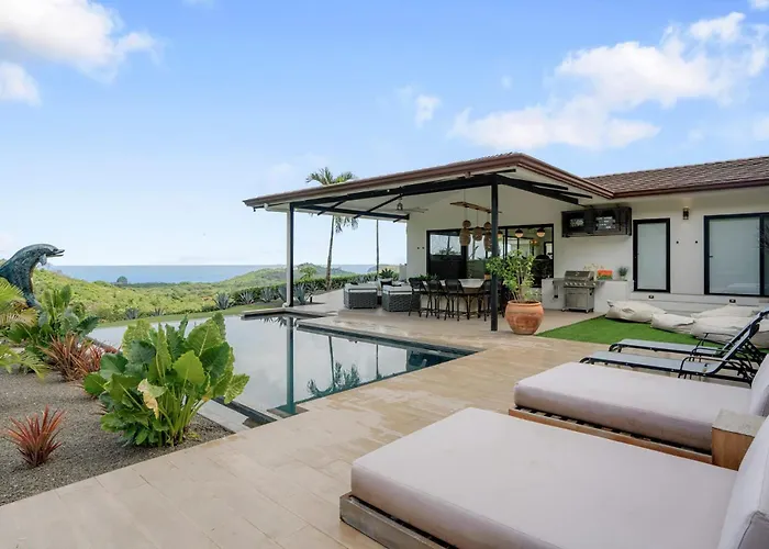 Сasa de vacaciones Luxe Tropical With Sparkling Infinity Pool, Panoramic Ocean Views & Community Amenities