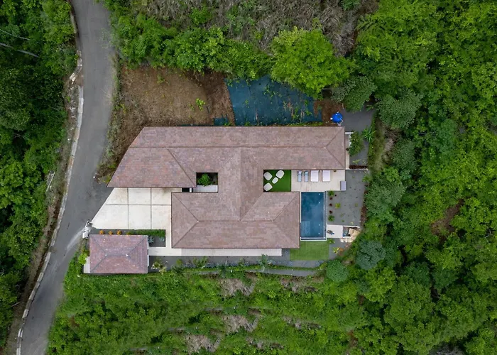 Luxe Tropical With Sparkling Infinity Pool, Panoramic Ocean Views & Community Amenities *