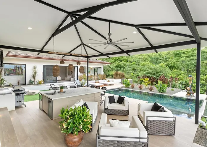 Сasa de vacaciones Luxe Tropical With Sparkling Infinity Pool, Panoramic Ocean Views & Community Amenities