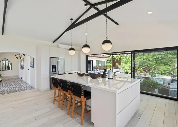 Luxe Tropical With Sparkling Infinity Pool, Panoramic Ocean Views & Community Amenities *