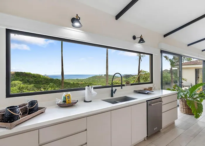 Luxe Tropical With Sparkling Infinity Pool, Panoramic Ocean Views & Community Amenities Сasa de vacaciones