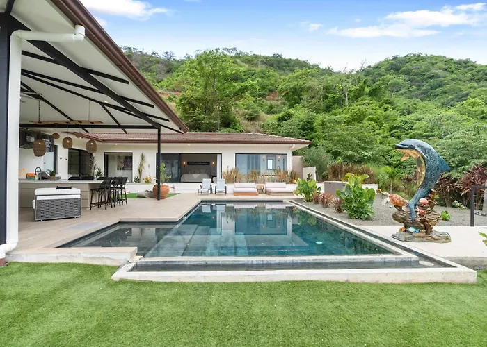 Luxe Tropical With Sparkling Infinity Pool, Panoramic Ocean Views & Community Amenities Playa Flamingo